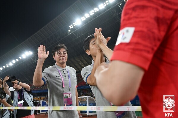 황선홍 감독이 이끄는 한국은 27일 오후 8시 30분(한국시간) 중국 저장성 진화에 위치한 진화 스포츠센터 스타디움에서 열린 2022 항저우 아시안게임 남자축구 토너먼트 16강 키르기스스탄과의 경기에서 5-1로 승리했다. 사진┃KFA