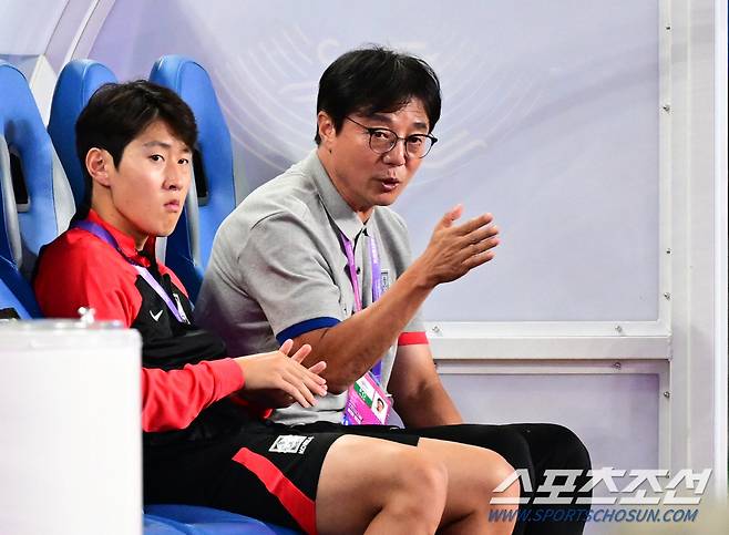 21일 오후 중국 진화스타디움에서 열린 항저우아시아게임 남자축구 예선 2차전 대한민국과 태국의 경기. 축구대표팀에 합류한 이강인이 황선홍 감독과 많은 대화를 나누고 있다. 진화(중국)=송정헌 기자songs@sportschosun.com/2023.09.21/
