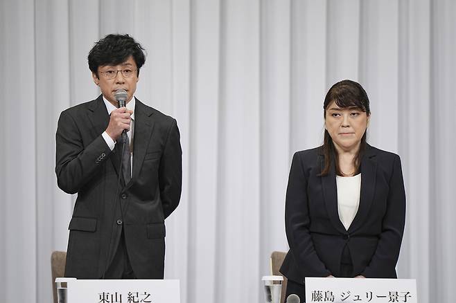 자니스 사무소가 지난 7일 기자회견을 열고 창업주에 의한 과거 연습생 등에 대한 성착취 사실을 인정하는 모습. 후지시마 주리 게이코(오른쪽) 전 사장 옆으로 신임 사장직에 오른 소년대 히가시야마 노리유키가 서 있다./연합뉴스