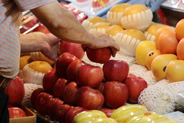 서울의 한 전통시장에 진열된 과일들. 연합뉴스