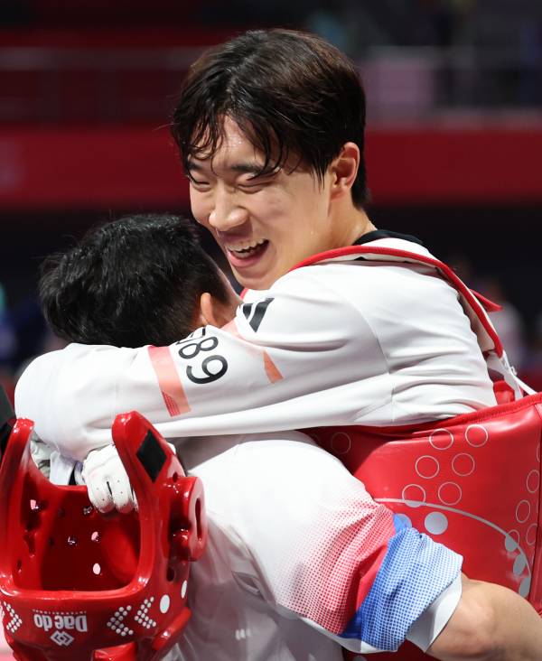 <yonhap photo-3894="">27일 중국 항저우 린안 스포츠문화전시센터에서 열린 19회 항저우 아시안게임 태권도 남자 80㎏급 결승전에서 한국 박우혁이 요르단 살리흐 엘샤라바티에게 승리. 금메달을 확정짓고 코치와 환호하고 있다. 사진=연합뉴스</yonhap>