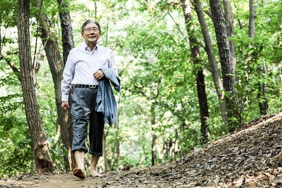 박동창 맨발걷기국민운동본부 회장은 “삼시 세끼하듯 하루 세 번 꾸준히 맨발로 걸어야 한다”고 조언한다. 김경록 기자