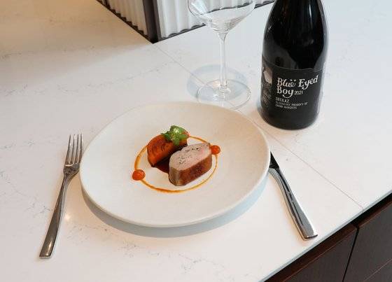 몰리두커의 블루아이드 보이는 내한한 루크 마르퀴스의 눈을 딴 레벨이다. 명동 마이클 바이 해비치 이승환 셰프는 오리를 주재료로 페어링 했다. 사진 마이클 바이 해비치