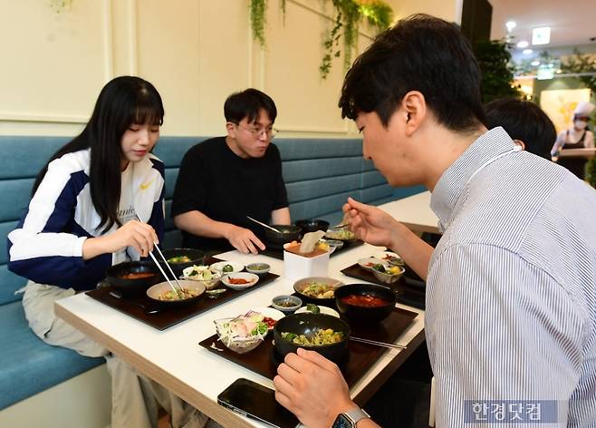 LG에너지솔루션 구내식당 '채우다'에서 식사 중인 직원들의 모습. 사진=변성현 기자