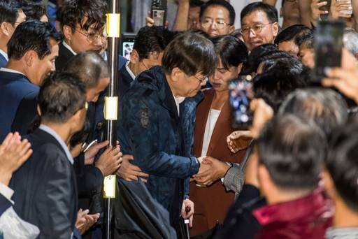 이재명 더불어민주당 대표가 27일 새벽 구속영장이 기각된 후 경기도 의왕시 서울구치소를 나서며 민주당 의원들과 인사를 나누고 있다. 연합뉴스