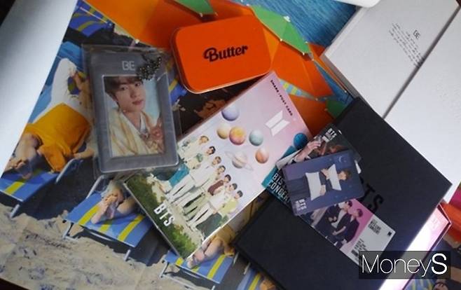 몽골 MZ세대의 주요 관심사는 K-POP이다. 사진은 엥흐치멕씨가 소장 중인 BTS 관련 물품. /사진=엥흐치멕씨 제공