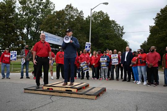 조 바이든 미국 대통령이 22일 전미자동차 노조 파업 현장인 미시간주 웨인 카운티를 방문해 확성기를 들고 연설하고 있다. AFP 연합뉴스