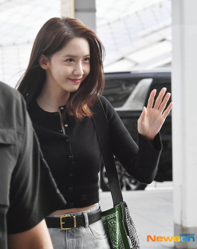On the afternoon of September 27, Girls Generation Im Yoon-ah departs from Incheon International Airport Terminal 1 to attend the Singapore event.