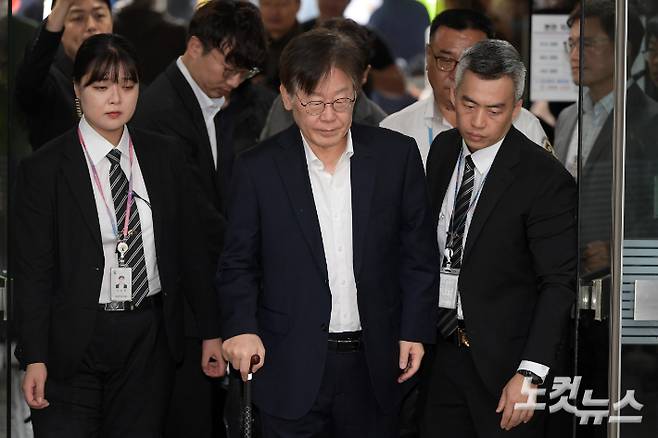 이재명 더불어민주당 대표가 26일 서울중앙지법에서 열린 영장실질심사에 출석하고 있다. 박종민 기자