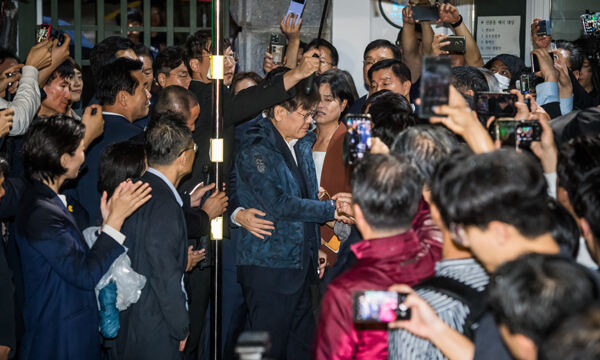 이재명 더불어민주당 대표가 27일 새벽 구속영장이 기각된 후 경기도 의왕시 서울구치소를 나서며 민주당 의원들과 인사를 나누고 있다. 공동취재