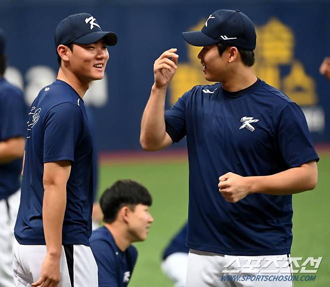 26일 고척스카이돔에서 항저우 아시안게임 야구대표팀과 상무의 연습경기가 열린다. 경기 전 김주원과 박영현이 이야기를 나누고 있다. 고척=허상욱 기자wook@sportschosun.com/2023.09.26/