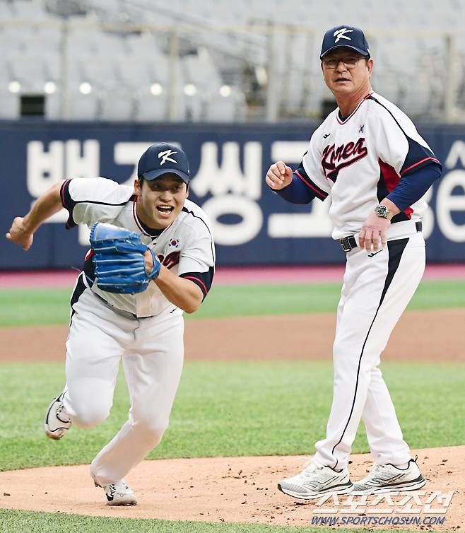 23일 고척돔에서 열린 2023 항저우 아시안게임 야구대표팀 소집 훈련, 투수조 박영현이 수비 훈련을 하고 있다. 고척=최문영 기자deer@sportschosun.com /2023.09.23/