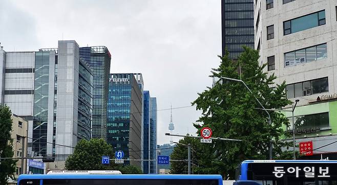 탑골공원 쪽에서 바라본 남산 타워. 현재 탑골공원 내에서는 청계천 방면의 고층 빌딩군 때문에 남산이 가려져 보이지 않는다.