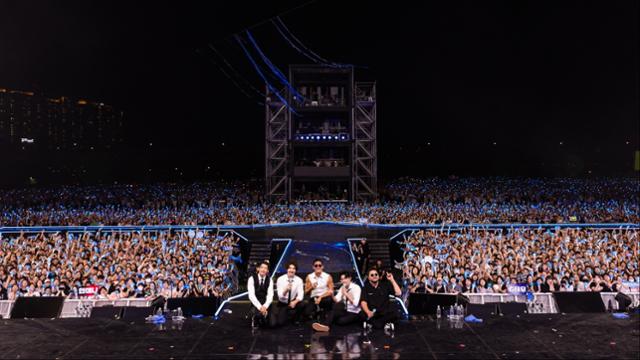 그룹 god가 9일 인천 송도 달빛축제공원에서 공연을 한 뒤 2만여 관객이 모인 공연장을 배경으로 기념 촬영을 하고 있다. KBS 제공