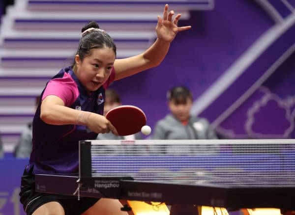 <yonhap photo-3631="">탁구 대표팀 신유빈이 25일 중국 항저우 궁수 캐널 스포츠파크 체육관에서 열린 2022 항저우 아시안게임 탁구 여자 단체전 준결승 한국과 일본의 경기에서 공격을 시도하고 있다. 사진=연합뉴스</yonhap>