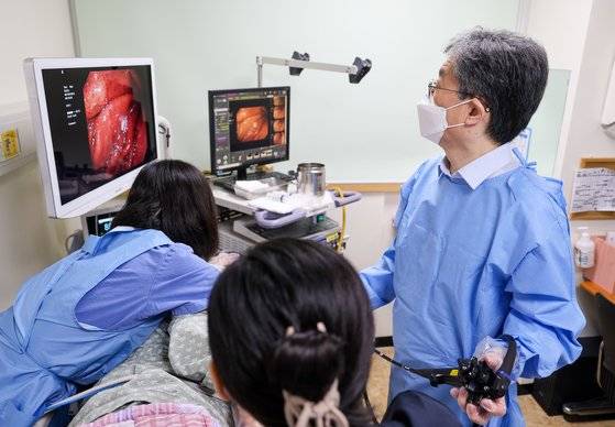 문영수 적십자의료원장이 19일 서울적십자병원에서 위내시경 검사를 하고 있다. 이 병원은 80세 이상 노인의 암 검진 위험성을 고려해 원칙적으로 80세 이상은 암 검진을 하지 않는다. 우상조 기자