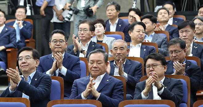더불어민주당 의원들이 27일 오전 서울 여의도 국회에서 열린 의원총회에서 박수를 치고 있다./ 사진=뉴스1