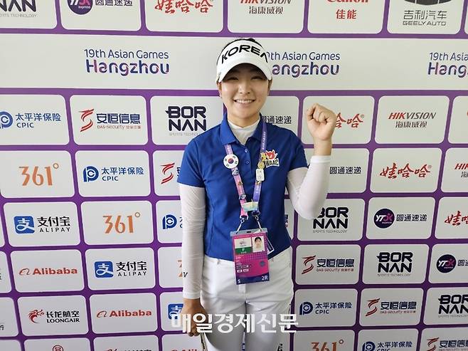 유현조가 28일 중국 항저우의 시후 국제골프컨트리클럽에서 열린 항저우 아시안게임 골프 여자부 1라운드를 마친 뒤, 포즈를 취하고 있다. 김지한 기자