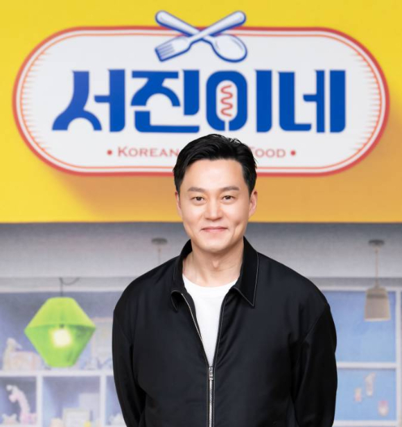 HOOK ENTERTAINMENT announced on the 28th through an official announcement, We will inform you that the contract with Lee Seo-jin Actor will be terminated at the end of September.I would like to express my sincere gratitude to Lee Seo-jin Actor for his long time together and I will always be with him. I sincerely ask Lee Seo-jin Actor to continue his support with warm support.Lee Seo-jin, who made his debut in 1999 with the drama House on the Waves, rose to stardom with drama Damo and Firebird.Currently, he is actively active in the performing arts, which is called as the persona of Na Young Seok PD. He has been greatly loved by appearing in Seojin Ine, which is named after his name, following Hana Bae, Shishi Sekisui and Yoon Restaurant.HOOK ENTERTAINMENT has recently been at the center of controversy over a conflict with singer and actor Lee Seung-gi, including allegations that Lee Seung-gis music earnings have not yet been settled and Kwon Jin-youngs corporate card has been misappropriated.After Lee Seung-gi and Youn Yuh-jung left HOOK ENTERTAINMENT, attention was focused on Lee Seo-jins future course of action.Lee Seo-jin also came to the FA market without renewing his contract.