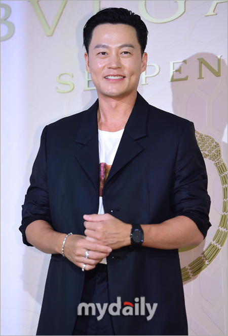 Actor Lee Seo-jin has left HOOK ENTERTAINMENT and is on the FA market.On October 28, HOOK ENTERTAINMENT said through an official announcement, We will terminate the contract with Lee Seo-jin Actor at the end of September.I would like to express my sincere gratitude to Lee Seo-jin Actor for his long time together and I will always be with him. I sincerely ask Lee Seo-jin Actor to continue his support with warm support.Lee Seo-jin has signed an exclusive contract with HOOK ENTERTAINMENT in 2010 and has been in business for 13 years.On the other hand, Lee Seo-jin made his debut in SBS drama The House on the Wave in 1999 and actively acted as an actor in various works such as Damo, Firebird, Lovers, and Discrete.In addition to acting, he is also active in performing arts such as Shishi Sekisui, Youth than Flowers, Yoon Restaurant, Yoon Tei, Seojin Ine and Lee Seo-jins New York New York.