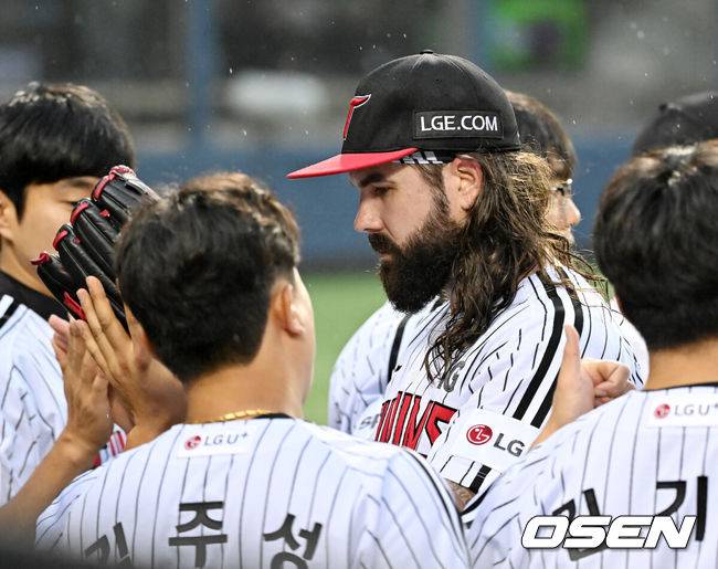 LG 선발 켈리가 덕아웃에서 하이파이브를 하고 있다. / OSEN DB