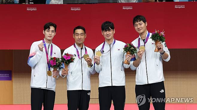 펜싱 남자 사브르 단체 금메달 (항저우=연합뉴스) 김인철 기자 = 28일 중국 항저우 전자대학 체육관에서 열린 19회 항저우 아시안게임 펜싱 남자 사브르 단체전에서 금메달을 딴 한국 선수들이 시상대에 올라 포즈를 취하고 있다. 왼쪽부터 김준호, 김정환, 구본길, 오상욱. 2023.9.28 yatoya@yna.co.kr