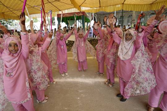 파키스탄에서 열린 이슬람교 창시자 무함마드의 탄생 기념 행사. 전통 복장을 한 소녀들이 종교의식을 수행하고 있다. AP연합