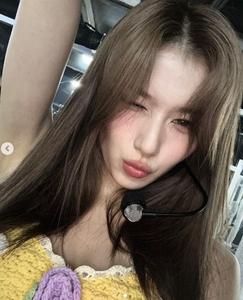 TWICE Sana showed off her deadly good looks.Sana posted an article and a photo called  ⁇  pink yellow yellow  ⁇  on his instagram on the morning of the 29th.In the photo, he was captured taking a mirror selfie.With her charming charm, Sana boasted a brilliant joy and made her fans feel like a goddess.In another photo, there is a self-portrait of him taken at an angle.Sana, who boasted a slim jaw line, a sharp nose, and a mature visual, emanated a deadly and lovely charm with a wink.