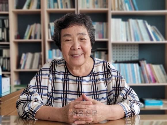 경북 안동에 가족 자연장지를 조성한 정경숙씨가 지난달 28일 대구에 위치한 아름다운 중·노년문화연구소 사무실에서 자연장지의 필요성을 설명하고 있다. 대구 이주원 기자