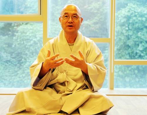 금강스님이 말하는 명상의 효과 (김포=연합뉴스) 이세원 기자 = 20일 경기 김포시 소재 중앙승가대 도서관에서 금강스님이 명상에 관해 말하고 있다.