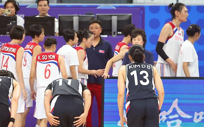북한의 경기에서 승리한 대한민국 선수들이 북한 벤치를 향해 인사하고 있다/김동환 기자