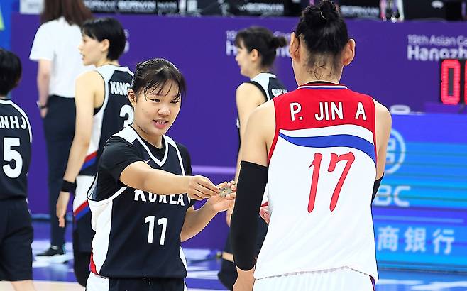 대한민국과 북한의 경기 전 박지현이 북한 박진아에게 배지를 선물하고 있다./김동환 기자