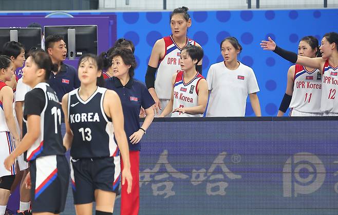 한국팀과 인사 없이 퇴장하던 북한은, 한국 선수들이 북한 벤치 앞으로 와 고개 숙여 인사 하고 돌아서자 정성심 감독이 북한 선수들에게 한국 벤치로 가서 인사할 것을 지시하고 있다./김동환 기자