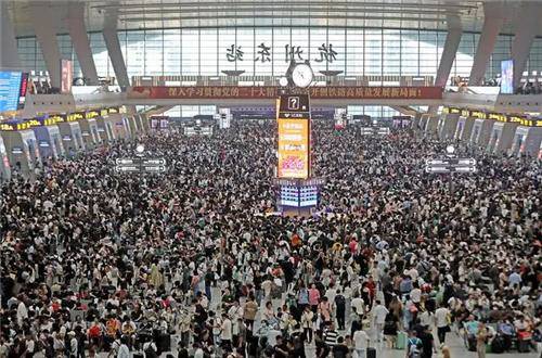 항저우 열차역 대합실의 인파. 바이두 캡처 연합뉴스