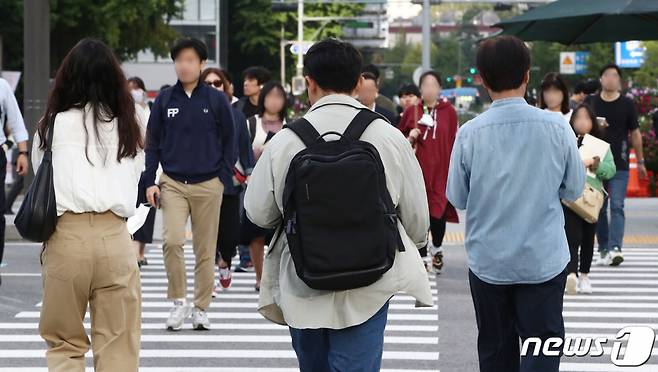 서울 최저기온이 16도까지 떨어지며 선선한 가을날씨를 보인 22일 오전 서울 세종대로사거리에서 긴팔과 외투를 입은 출근길 시민들이 발걸음을 재촉하고 있다. 2023.9.22/사진=뉴스1 Copyright (C) 뉴스1. All rights reserved. 무단 전재 및 재배포, AI학습 이용 금지.