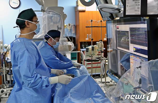 박창범 강동경희대학교병원 심장혈관내과 교수가 스텐트 시술을 하고 있다.(강동경희대학교병원 제공)