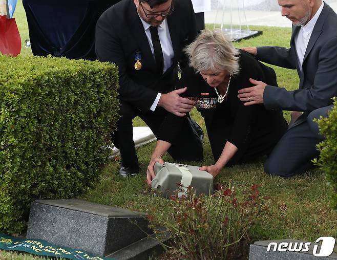 21일 부산 남구 유엔기념공원에서 호주 육군 제3대대의 첫 지휘관으로 6·25 전쟁에 참전한 고(故) 찰스 그린 중령의 배우자인 올윈 그린 여사의 합장식이 엄수된 가운데 외동딸인 안시아 씨가 유해를 합장하고 있다. 2023.9.21/뉴스1 ⓒ News1 윤일지 기자
