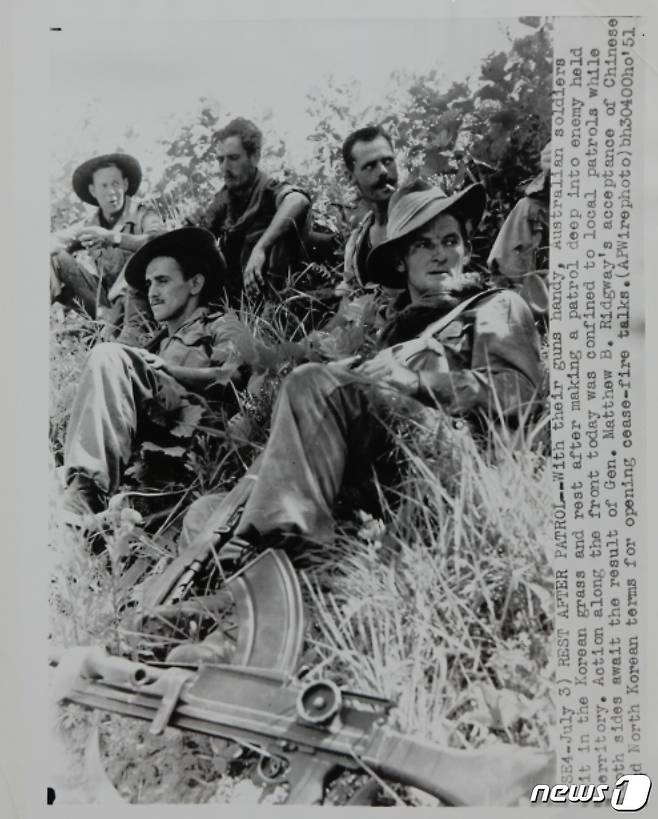 호주 군인들의 순찰 후 휴식 사진 (유엔평화기념관 제공)