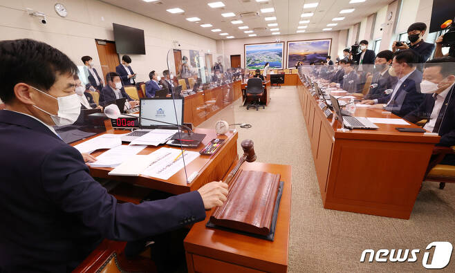 지난해 국회에서 열린 국토교통위원회전체회의에서 김민기 위원장이 의사봉을 두드리고 있다.  (공동취재) 2022.9.28/뉴스1 ⓒ News1 허경 기자