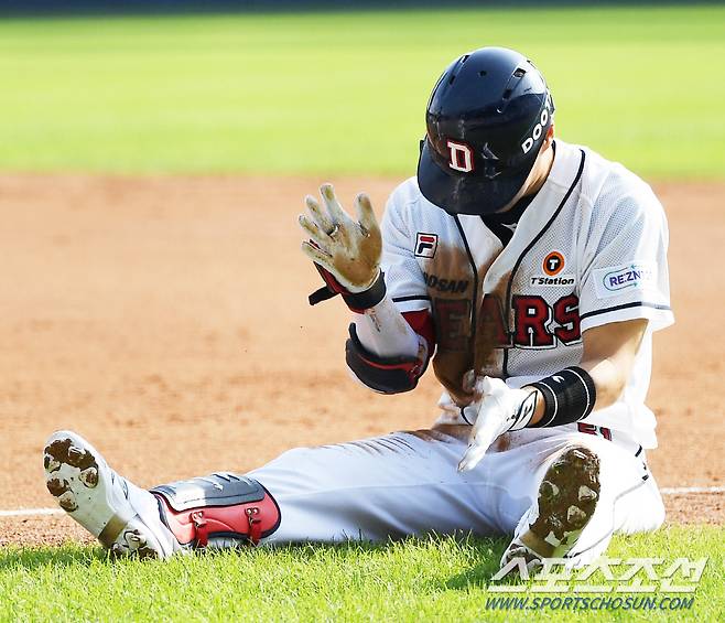 1루심의 파울 선언이 나오자 베이스를 향해 몸을 날렸던 조수행이 아쉬워하고 있다. 잠실=박재만 기자pjm@sportschosun.com