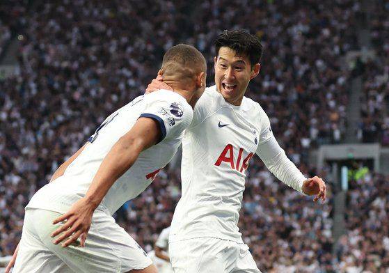 손흥민 선수가 1일 리버풀전 선제골을 터뜨린 직후 어시스트를 기록한 동료 공격수 히샬리송(왼쪽)과 기쁨을 나누고 있다. /로이터=연합뉴스