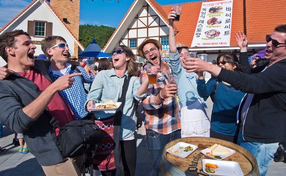 지난 2019년 남해 독일마을 맥주축제 장면.축제에 참여한 외국인들이 맥주를 마시며 즐거워하고 있다.사진 남해군