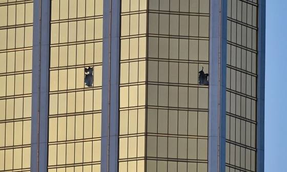 2017년 10월 1일 미국 라스베이거스의 공연장에 총기를 난사한 스티븐 패독이 머물렀던 만델레이베이 호텔 32층 객실 유리창이 깨져 있다./사진=AFPBBNews=뉴스1