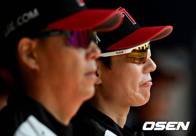 LG 염경엽 감독이 그라운드를 바라보고 있다. / OSEN DB