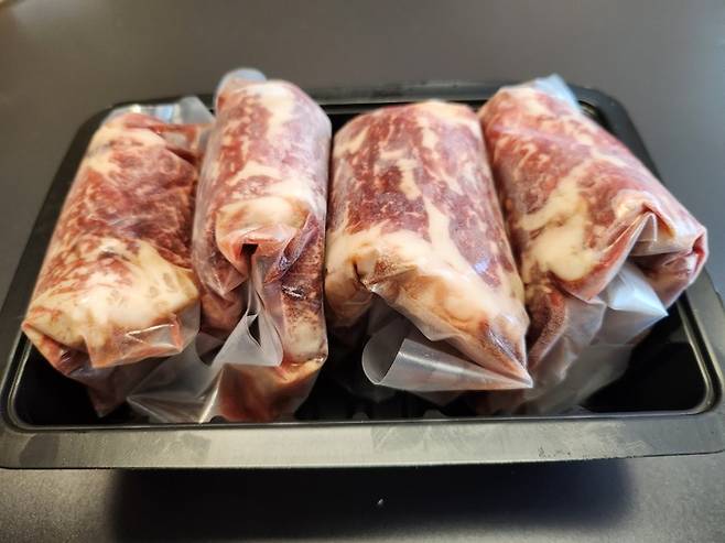 주부 김모씨가 백화점에서 구입한 한우고기에 하얀 기름 덩어리가 끼어 있다. 독자 제공.