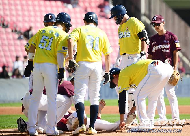 29일 잠실야구장에서 열린 키움과 두산의 경기, 키움 선발 장재영이 1회말 1사 만루에서 양석환의 타구에 맞아 쓰러져 있다. 잠실=최문영 기자deer@sportschosun.com /2023.10.02/