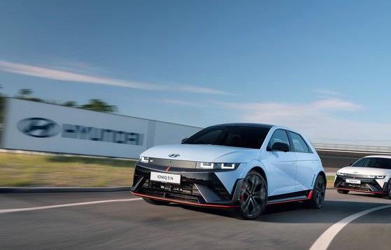 지난 19일 충남 태안 HMG 드라이빙 익스피리언스 센터에서 아이오닉5 N을 시승했다. 최고 출력 650마력에 시작 가격은 7600만원으로 출력과 가격 딱 두 가지만 살펴보면 차를 좋아하고 즐기는 차쟁이를 위한 '선물' 같은 느낌이다. 사진 현대차