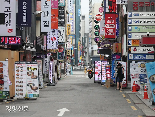 수도권이 물리적(사회적) 거리 두기 4단계에 돌입했을 당시 점심시간 서울 종로 음식점 거리가 한산한 모습이다. 강윤중 기자