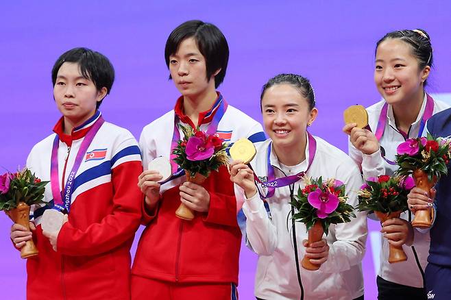 탁구 여자 복식에서 금메달을 차지한 한국 전지희-신유빈(오른쪽)이 은메달을 딴 북한 차수영-박수경(왼쪽)과 시상대에 올라 기념촬영을 하고 있다. 연합뉴스