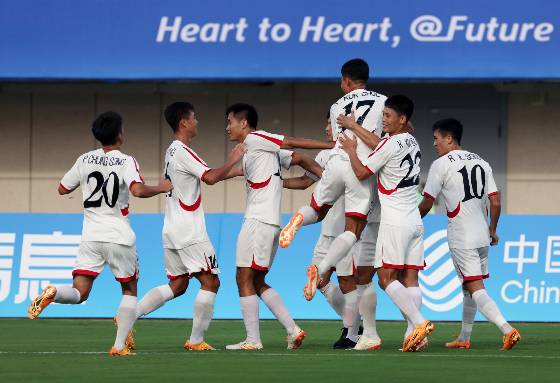 지난 1일(한국시간) 2022 항저우 아시안게임 남자축구 8강전에 출전한 북한 남자축구 대표팀이 일본과의 경기에서 심판에게 과도하게 항의하고 상대 스태프를 폭행하려고 하는 등 도를 넘는 행동을 해 전세계 축구 팬들의 야유를 받고 있다./사진=뉴시스